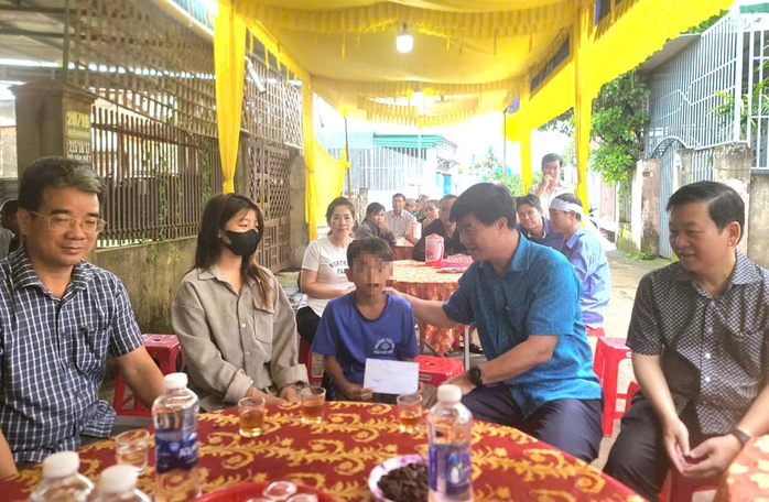 Lãnh đạo tỉnh Đắk Lắk biểu dương cháu trai dũng cảm cứu bạn trong vụ thảm án- Ảnh 1. Lãnh đạo tỉnh Đắk Lắk biểu dương cháu trai dũng cảm cứu bạn trong vụ thảm án- Ảnh 1.