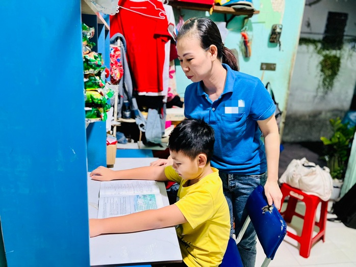 Công nhân đỡ lo đầu năm học - Ảnh 1.