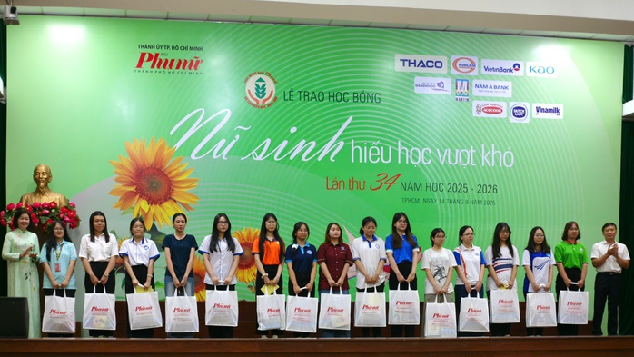 Báo Phụ nữ TP HCM trao 237 suất học bổng Nữ sinh hiếu học vượt khó- Ảnh 4. Báo Phụ nữ TP HCM trao 237 suất học bổng Nữ sinh hiếu học vượt khó- Ảnh 4.
