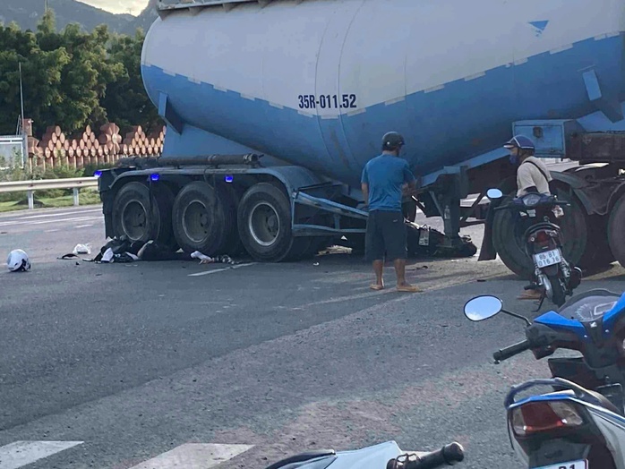 Xe máy lọt thỏm dưới gầm xe đầu kéo, 2 người tử vong- Ảnh 1.