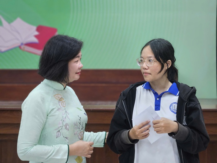 Nữ sinh ĐH Y Dược TP HCM mang món quà đặc biệt về giỗ ba - Ảnh 3.
