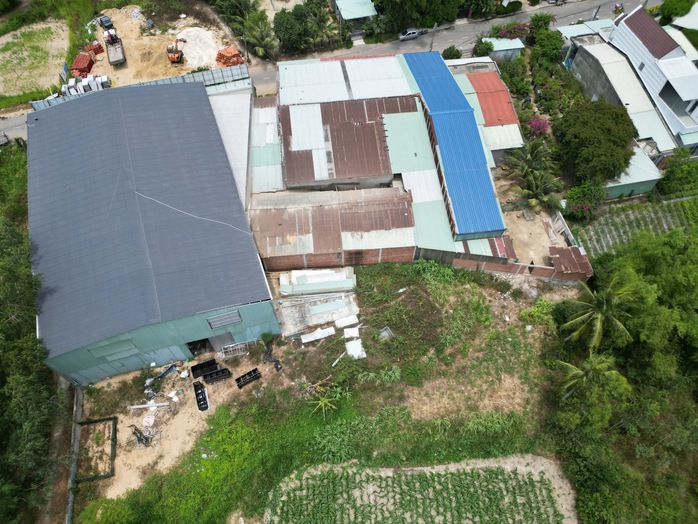 Xây nhà kho trái phép trên đất công - Ảnh 1.