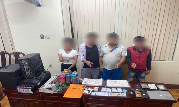 Nhóm đối tượng làm giả giấy tờ: Sổ đỏ , bằng cấp và giấy khám sức khỏe bị phát hiện - Ảnh 1.