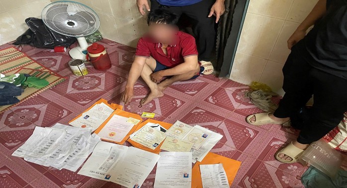 Nhóm đối tượng làm giả giấy tờ: Sổ đỏ , bằng cấp và giấy khám sức khỏe bị phát hiện - Ảnh 3.