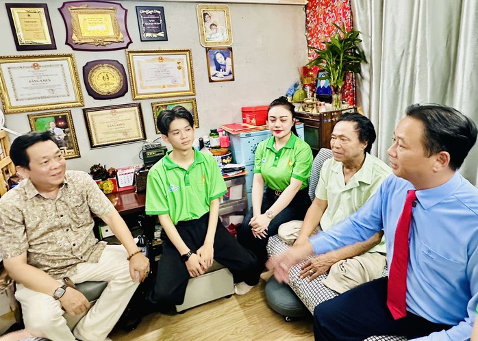 5 thí sinh "Chuông vàng vọng cổ" đến thăm NSƯT nhạc sĩ Hoàng Thành - Ảnh 2.