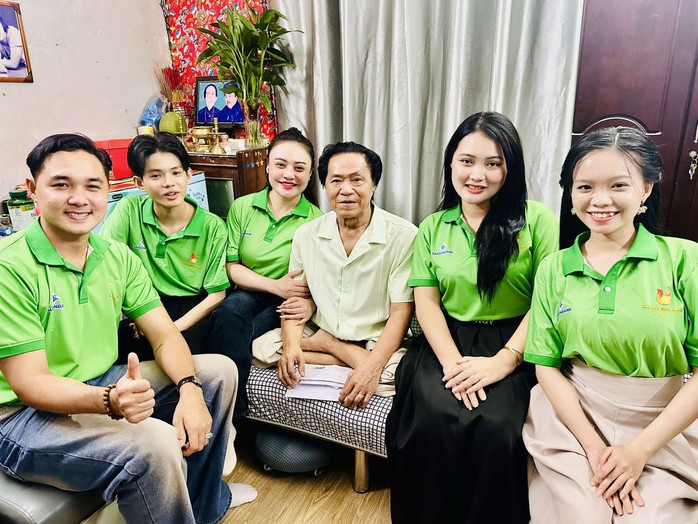 5 thí sinh "Chuông vàng vọng cổ" đến thăm NSƯT nhạc sĩ Hoàng Thành - Ảnh 1.