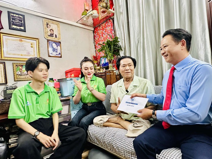 5 thí sinh "Chuông vàng vọng cổ" đến thăm NSƯT nhạc sĩ Hoàng Thành - Ảnh 3.