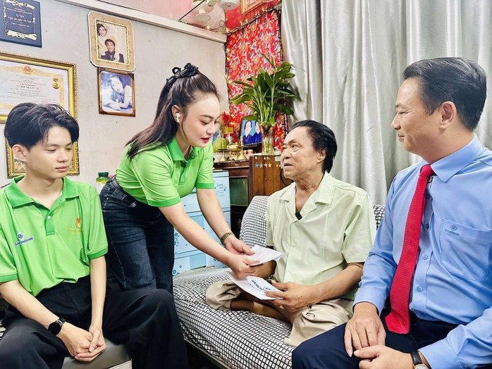 5 thí sinh "Chuông vàng vọng cổ" đến thăm NSƯT nhạc sĩ Hoàng Thành - Ảnh 6.