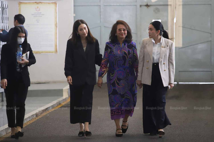 Gia đình đến thăm tù ông Thaksin lần đầu tiên - Ảnh 1. Gia đình đến thăm tù ông Thaksin lần đầu tiên - Ảnh 1.