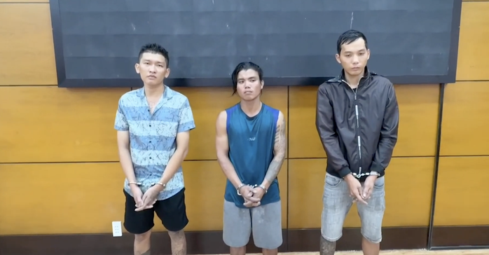 Công an TP HCM bắt khẩn cấp 3 thanh niên làm liều lúc rạng sáng - Ảnh 1.