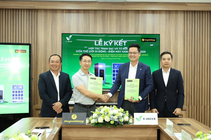 Công ty của ông Phạm Nhật Vượng "bắt tay" Thế Giới Di Động mở 2.000 trạm sạc, đổi pin xe điện- Ảnh 1. Công ty của ông Phạm Nhật Vượng "bắt tay" Thế Giới Di Động mở 2.000 trạm sạc, đổi pin xe điện- Ảnh 1.