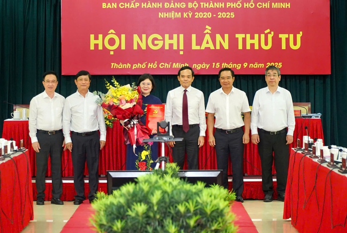 TP HCM cần 8 việc khẩn trương trong 3 tháng cuối năm 2025 để phát triển - Ảnh 2. TP HCM cần 8 việc khẩn trương trong 3 tháng cuối năm 2025 để phát triển - Ảnh 2.