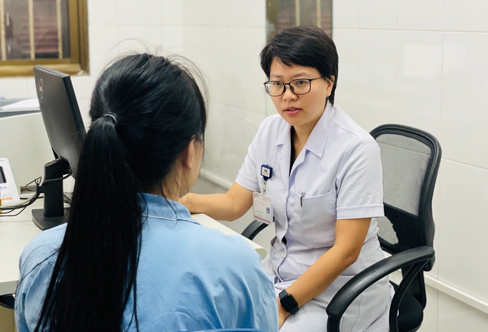 Cười, lẩm bẩm một mình có thể là dấu hiệu rối loạn tâm thần- Ảnh 1.
