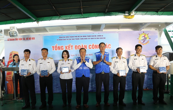 Đoàn đại biểu TP HCM hoàn thành chuyến công tác thăm quân dân các đảo Tây Nam và Nhà giàn DK1 - Ảnh 1.