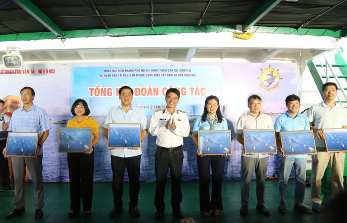 Đoàn đại biểu TP HCM hoàn thành chuyến công tác thăm quân dân các đảo Tây Nam và Nhà giàn DK1 - Ảnh 4.