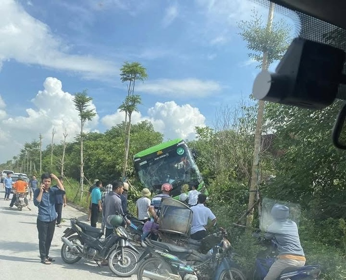 Tông vào xe bồn tưới cây tại làn ngoài cùng bên trái, xe limousine biến dạng, nhiều người bị thương- Ảnh 2.