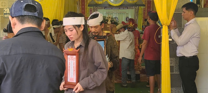 Dòng người tiễn biệt 3 nạn nhân trong vụ thảm án ở Đắk Lắk- Ảnh 1.