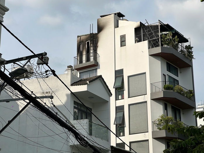Cháy ngôi nhà 5 tầng ở phường An Nhơn, TP HCM- Ảnh 1. Cháy ngôi nhà 5 tầng ở phường An Nhơn, TP HCM- Ảnh 1.