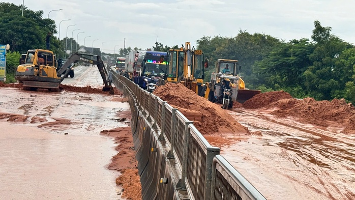 Lũ cát đỏ tràn xuống Quốc lộ 1, giao thông ách tắc - Ảnh 1.