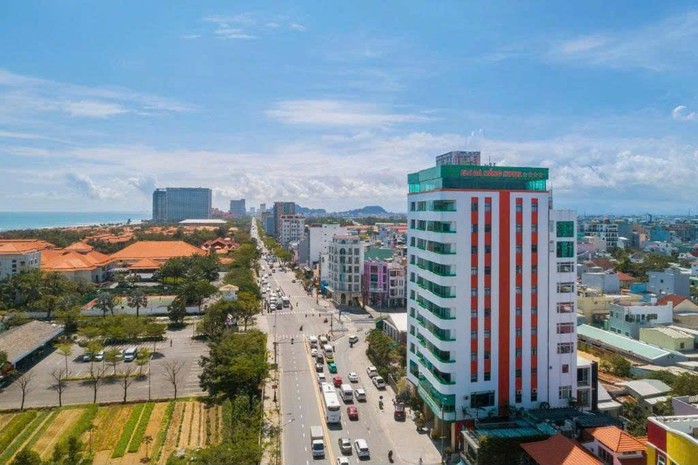 Thêm khách sạn ven biển Đà Nẵng bị phạt gần trăm triệu đồng - Ảnh 1.