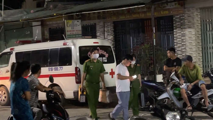 Sau tiếng gào khóc của trẻ con, người dân phát hiện 2 vợ chồng tử vong trong phòng trọ ở TP HCM - Ảnh 1. Sau tiếng gào khóc của trẻ con, người dân phát hiện 2 vợ chồng tử vong trong phòng trọ ở TP HCM - Ảnh 1.