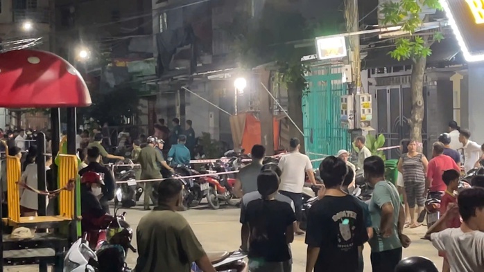 Sau tiếng gào khóc của trẻ con, người dân phát hiện 2 vợ chồng tử vong trong phòng trọ ở TP HCM - Ảnh 2. Sau tiếng gào khóc của trẻ con, người dân phát hiện 2 vợ chồng tử vong trong phòng trọ ở TP HCM - Ảnh 2.