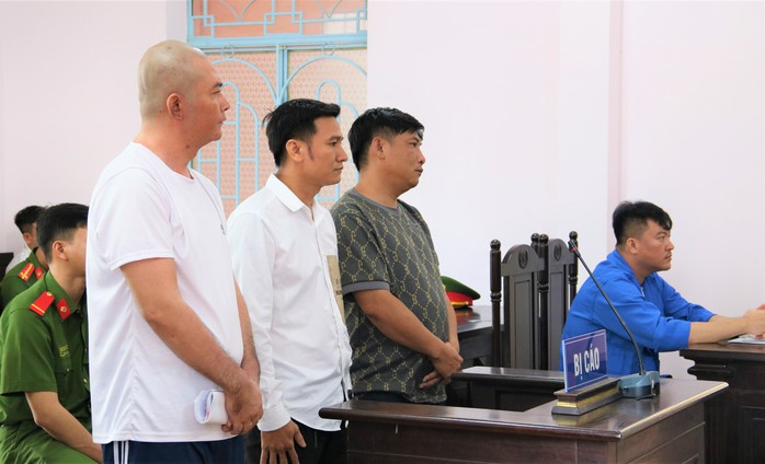 Tuyên án 3 người cho kẻ lừa đảo vay tiền đứng tại Cà Mau - Ảnh 1.