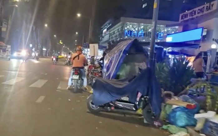 Làm cách nào dẹp nạn hàng rong bát nháo trước các bệnh viện ở TP HCM?- Ảnh 1. Làm cách nào dẹp nạn hàng rong bát nháo trước các bệnh viện ở TP HCM?- Ảnh 1.