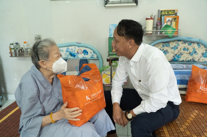 Kim Oanh Group lan tỏa yêu thương đến gần 1.000 cụ già neo đơn mùa Vu Lan - Ảnh 10.