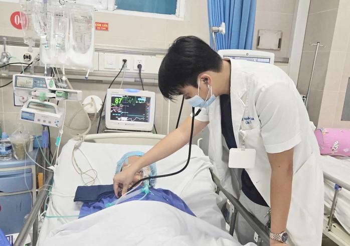 Uống nhầm chai thuốc cai nghiện của cháu, cụ bà hôn mê - Ảnh 1.