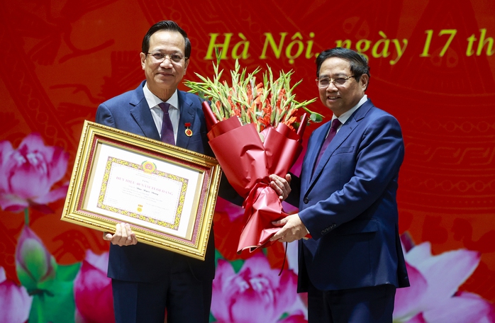 Thủ tướng Phạm Minh Chính trao Huy hiệu 40 năm tuổi Đảng cho Đào Ngọc Dung - Ảnh 1.