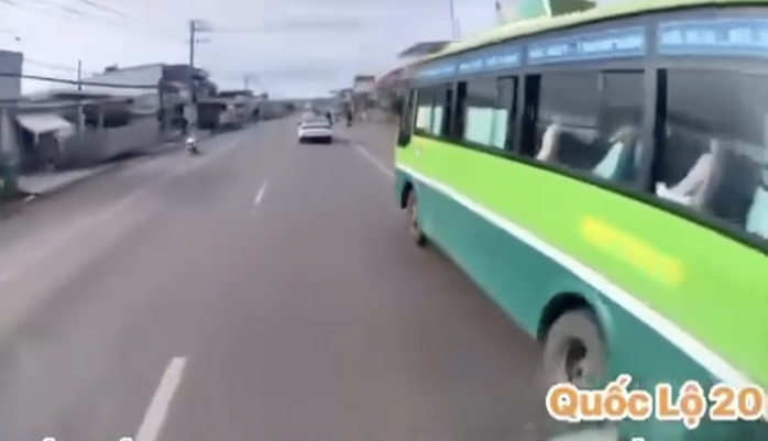CLIP: Xe buýt “vượt ẩu” trên Quốc lộ 20, Đồng Nai- Ảnh 1. CLIP: Xe buýt “vượt ẩu” trên Quốc lộ 20, Đồng Nai- Ảnh 1.