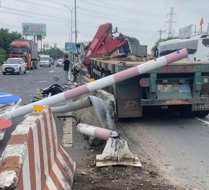 Ô tô đầu kéo bép dí sau cú tông vào dải phân cách trên Quốc lộ 51 - Ảnh 2.