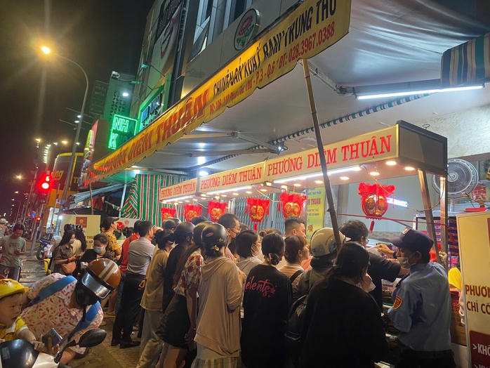 Đông nghẹt người xếp hàng mua bánh Trung thu ở tiệm bánh Phương Diêm Thuận - Ảnh 2.