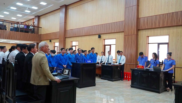 Đang xét xử hàng loạt cựu công chức trong vụ án "hô biến" 250.000 m² đất công thành đất tư- Ảnh 2.
