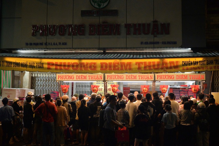 Đông nghẹt người xếp hàng mua bánh Trung thu ở tiệm bánh Phương Diêm Thuận - Ảnh 1.