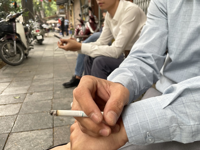 Hút thuốc lá trong bệnh viện: Vì sao khó xử phạt?- Ảnh 2.