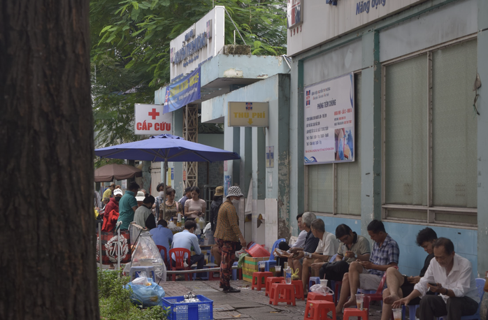 Cảnh hàng rong bủa vây các bệnh viện lớn ở TP HCM - Ảnh 12.