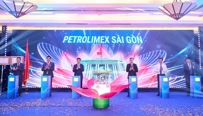 Petrolimex Sài Gòn vinh dự đón nhận Huân chương Lao động hạng Nhất - Ảnh 1.