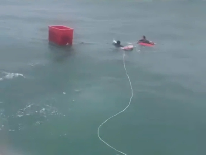 Tàu, phà chở khách đi Phú Quốc cứu sống gia đình ngư dân trôi dạt trên biển - Ảnh 1.