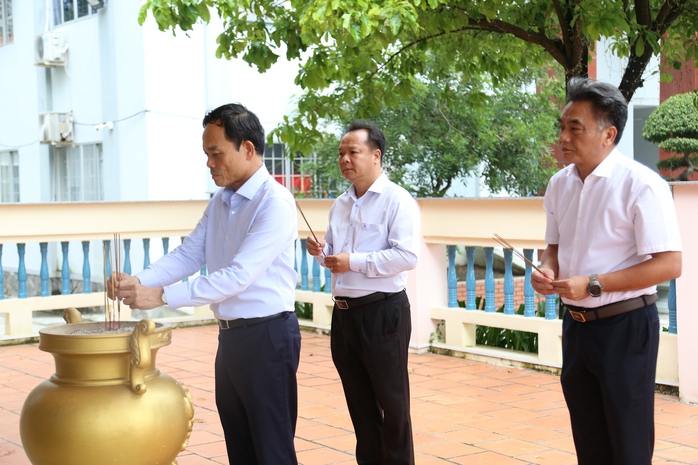 Bí thư Thành ủy TP HCM Trần Lưu Quang khảo sát Trung tâm Phục vụ hành chính công bình Dương - Ảnh 1. Bí thư Thành ủy TP HCM Trần Lưu Quang khảo sát Trung tâm Phục vụ hành chính công bình Dương - Ảnh 1.