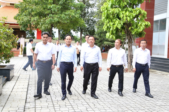 Bí thư Thành ủy TP HCM Trần Lưu Quang khảo sát Trung tâm Phục vụ hành chính công bình Dương - Ảnh 3. Bí thư Thành ủy TP HCM Trần Lưu Quang khảo sát Trung tâm Phục vụ hành chính công bình Dương - Ảnh 3.