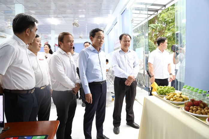 Bí thư Thành ủy TP HCM Trần Lưu Quang khảo sát Trung tâm Phục vụ hành chính công bình Dương - Ảnh 6. Bí thư Thành ủy TP HCM Trần Lưu Quang khảo sát Trung tâm Phục vụ hành chính công bình Dương - Ảnh 6.