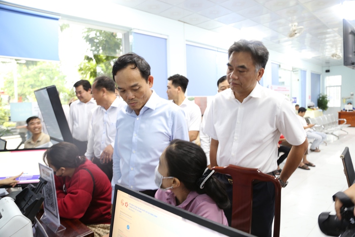 Bí thư Thành ủy TP HCM Trần Lưu Quang khảo sát Trung tâm Phục vụ hành chính công bình Dương - Ảnh 8. Bí thư Thành ủy TP HCM Trần Lưu Quang khảo sát Trung tâm Phục vụ hành chính công bình Dương - Ảnh 8.