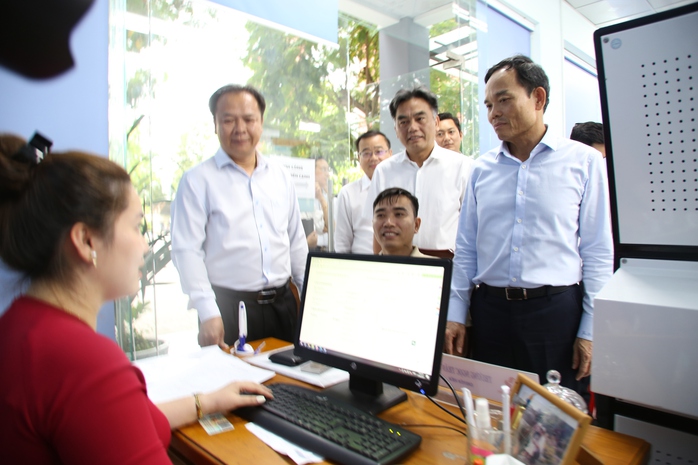 Bí thư Thành ủy TP HCM Trần Lưu Quang khảo sát Trung tâm Phục vụ hành chính công bình Dương - Ảnh 2. Bí thư Thành ủy TP HCM Trần Lưu Quang khảo sát Trung tâm Phục vụ hành chính công bình Dương - Ảnh 2.