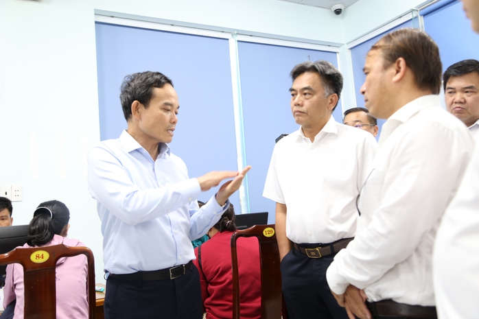 Bí thư Thành ủy TP HCM Trần Lưu Quang khảo sát Trung tâm Phục vụ hành chính công bình Dương - Ảnh 5. Bí thư Thành ủy TP HCM Trần Lưu Quang khảo sát Trung tâm Phục vụ hành chính công bình Dương - Ảnh 5.