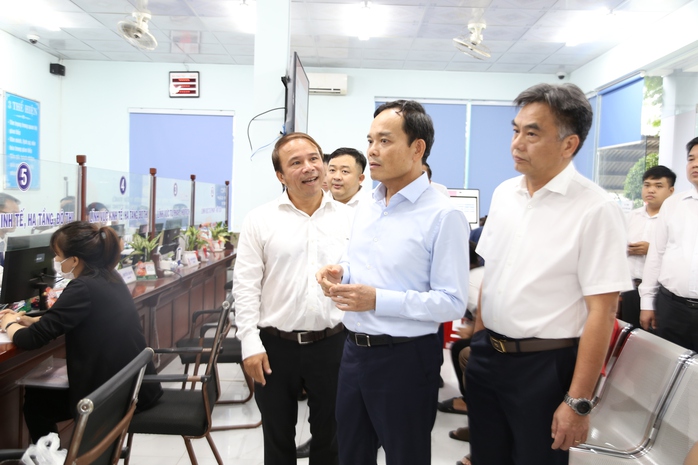 Bí thư Thành ủy TP HCM Trần Lưu Quang khảo sát Trung tâm Phục vụ hành chính công bình Dương - Ảnh 4. Bí thư Thành ủy TP HCM Trần Lưu Quang khảo sát Trung tâm Phục vụ hành chính công bình Dương - Ảnh 4.