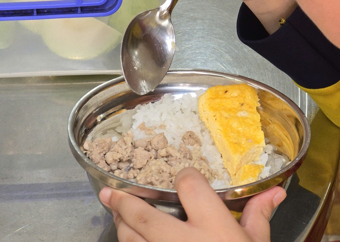 Ai cung cấp thực phẩm bị tố "bẩn" vào trường tiểu học ở Đà Lạt?- Ảnh 3.
