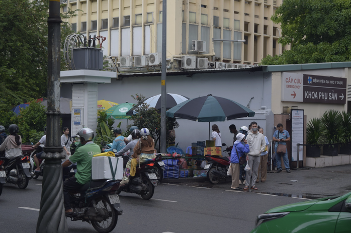 Cảnh hàng rong bủa vây các bệnh viện lớn ở TP HCM - Ảnh 2.