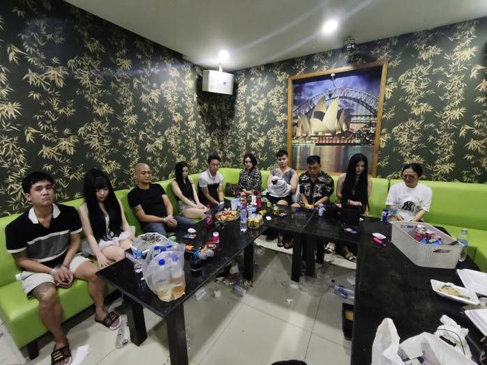 Nhóm đối tượng sử dụng ma túy bị bắt tại quán karaoke Đà Nẵng - Ảnh 1.